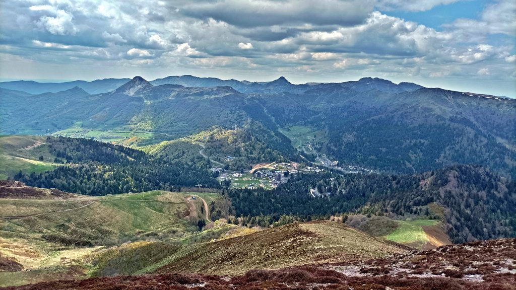 Vista di Le Lioran e dei Monti del Cantal
