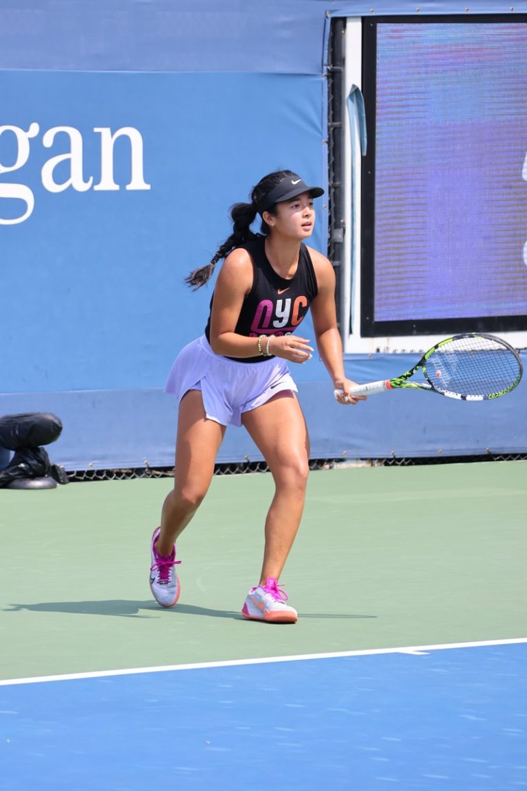 Alexandra Eala in campo, prossima avversaria di Jasmine Paolini a Wimbledon 2026