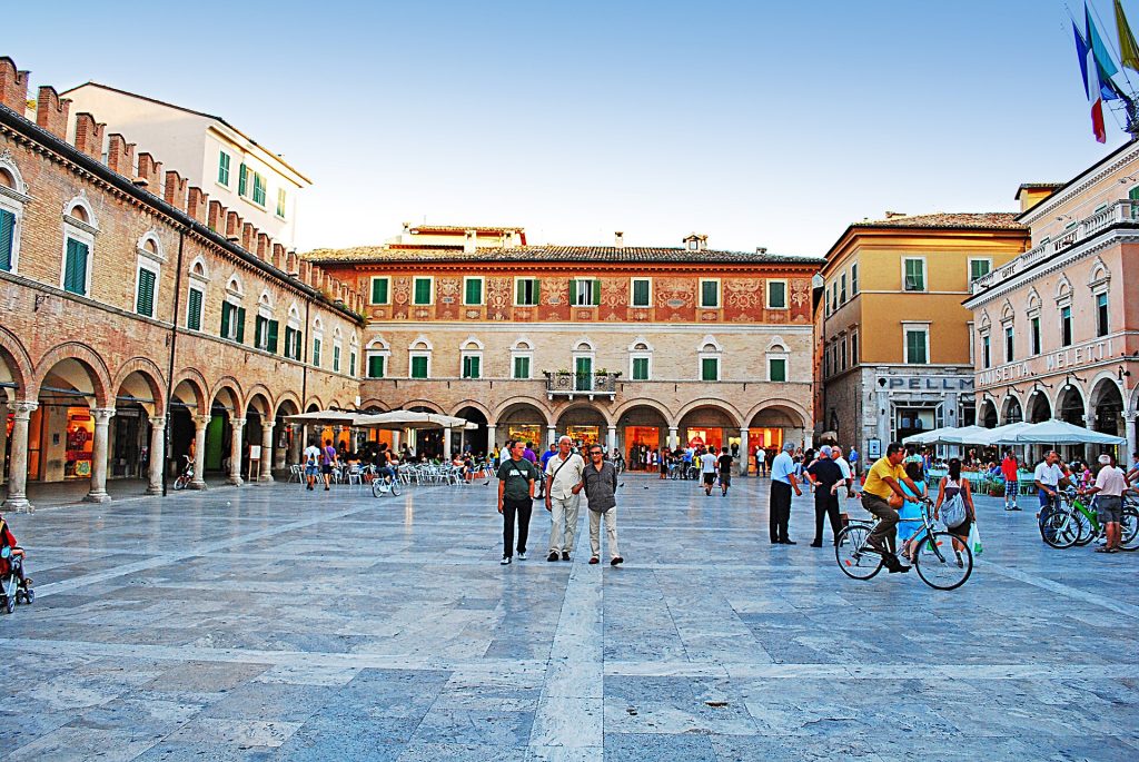 Piazza del Popolo ad Ascoli Piceno, città del sorteggio calendario Serie B