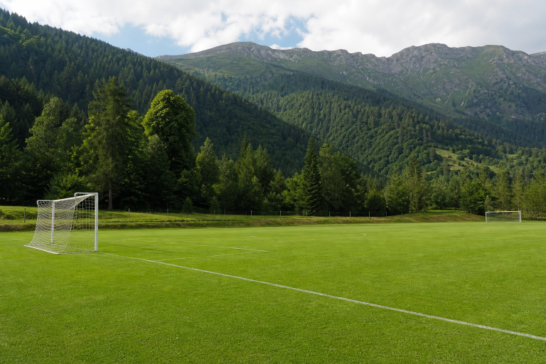 Campo di calcio di allenamento in montagna per Bologna-Arminia Bielefeld