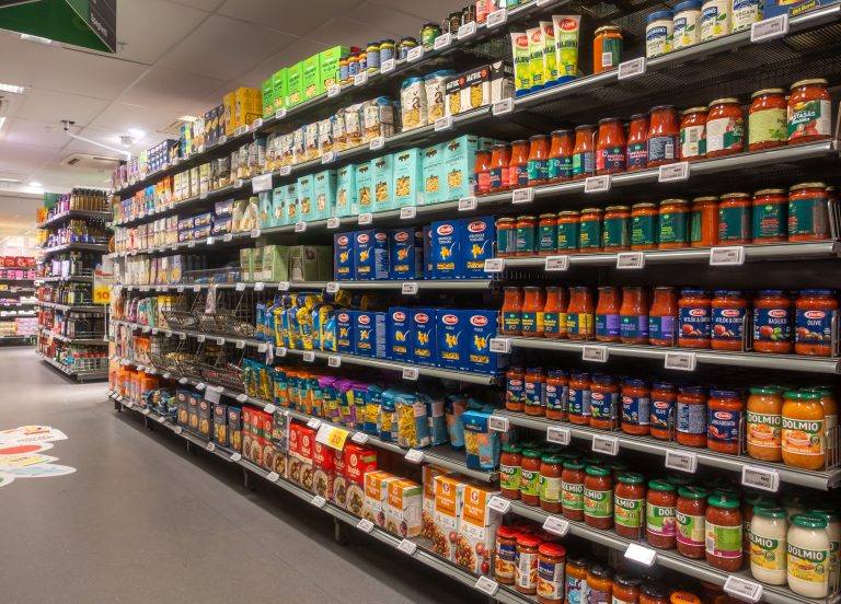 Scaffali di supermercato per la serie Super Market su Prime Video