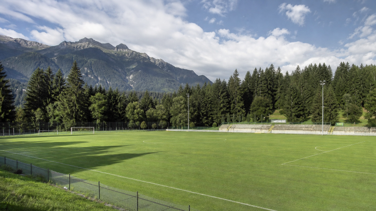 Campo di calcio alpino per Parma-Iraklis a Pinzolo