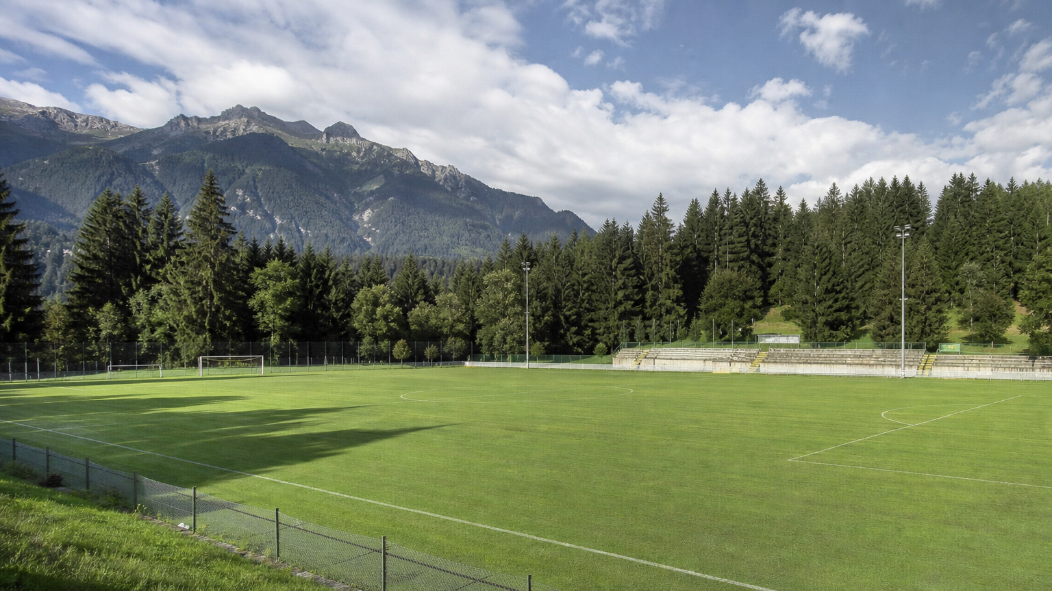 Campo di calcio alpino per Parma-Iraklis a Pinzolo
