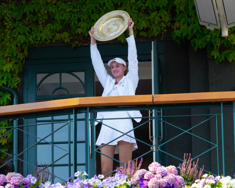 Elena Rybakina in campo da tennis