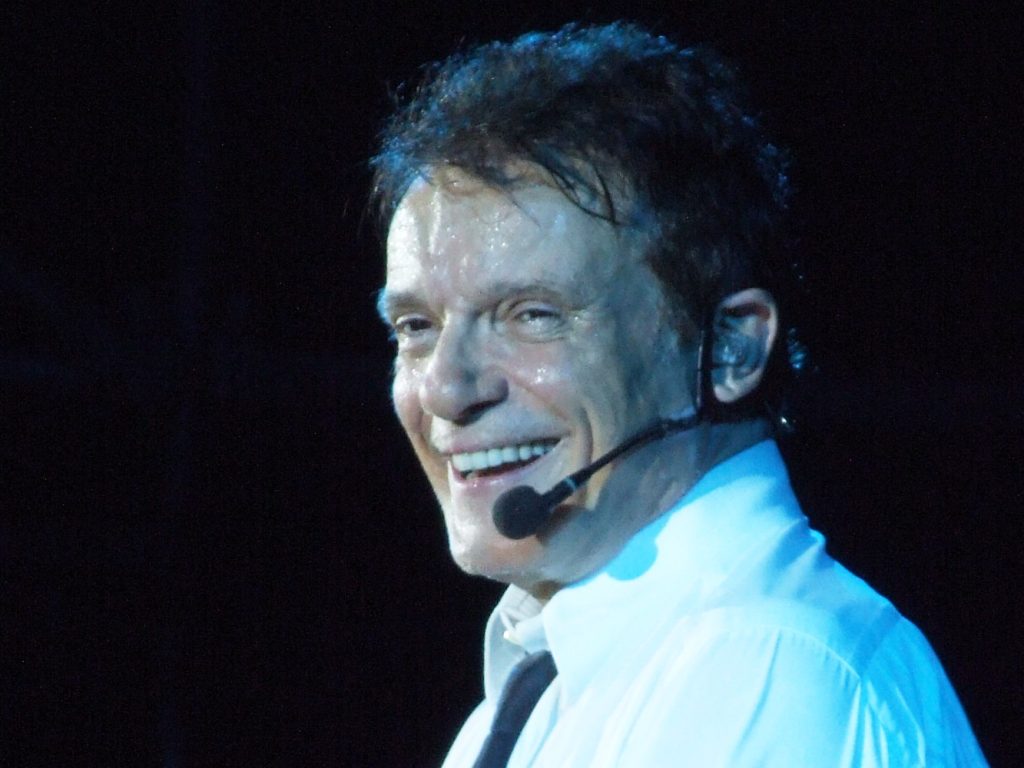 Massimo Ranieri in concerto prima di Sogno e son desto su Rai 1