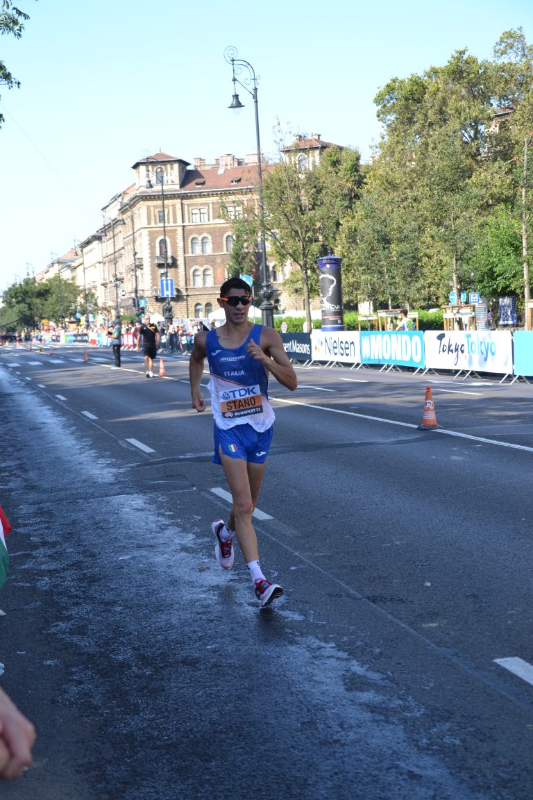 Massimo Stano in gara di marcia
