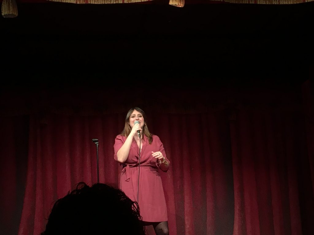 Michela Giraud durante uno spettacolo di stand-up comedy