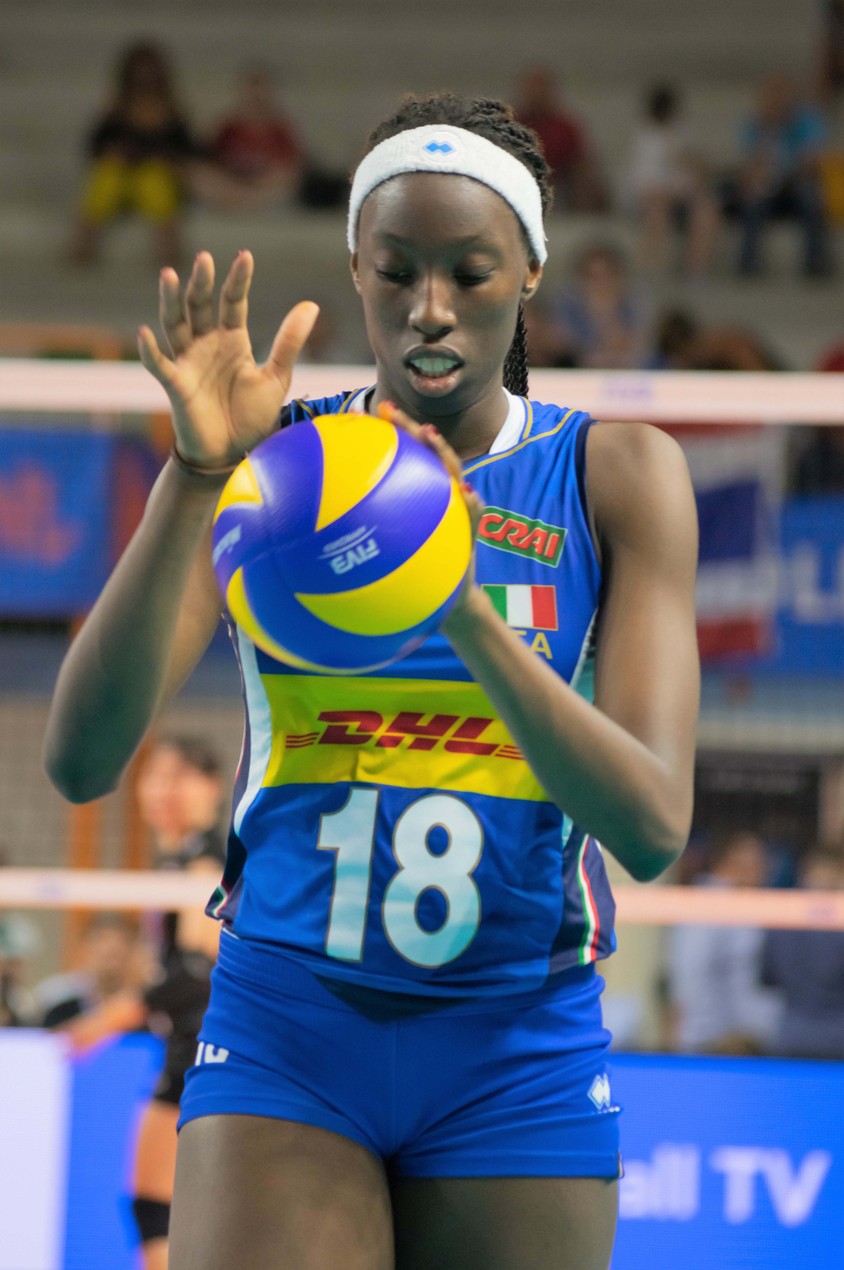 Paola Egonu con l'Italia del volley dopo la finale EuroVolley 2026
