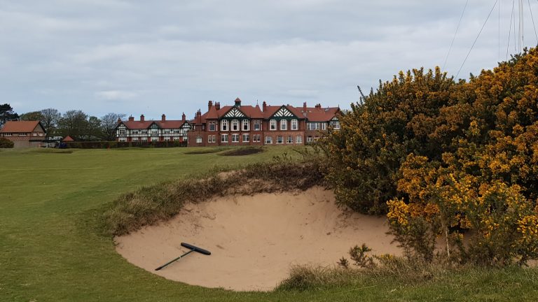 Royal Lytham e St Annes Golf Club con bunker e clubhouse