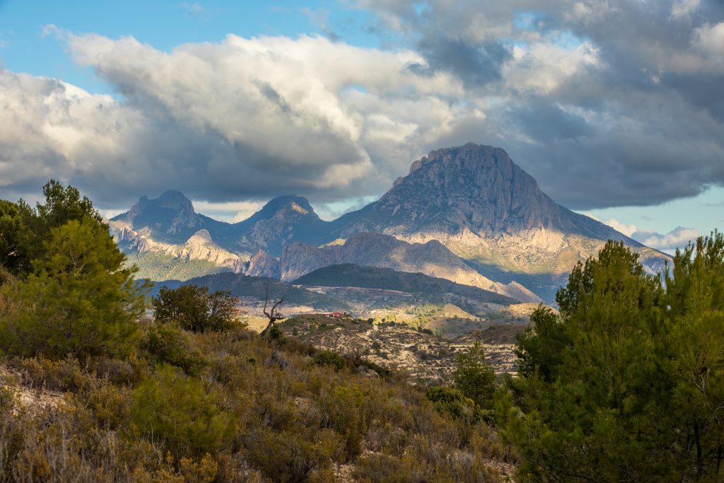 Sierra de Aitana per la tappa 9 della Vuelta 2026