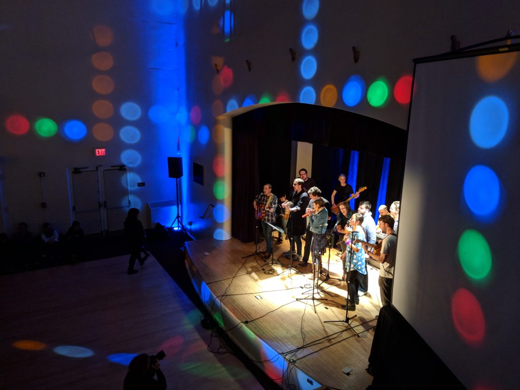 Palco illuminato durante un talent show