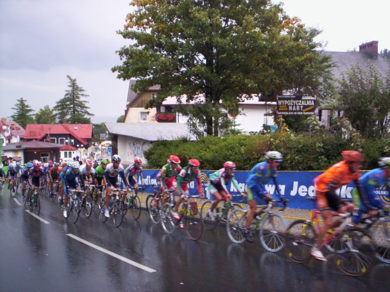 Ciclisti al Tour de Pologne a Karpacz