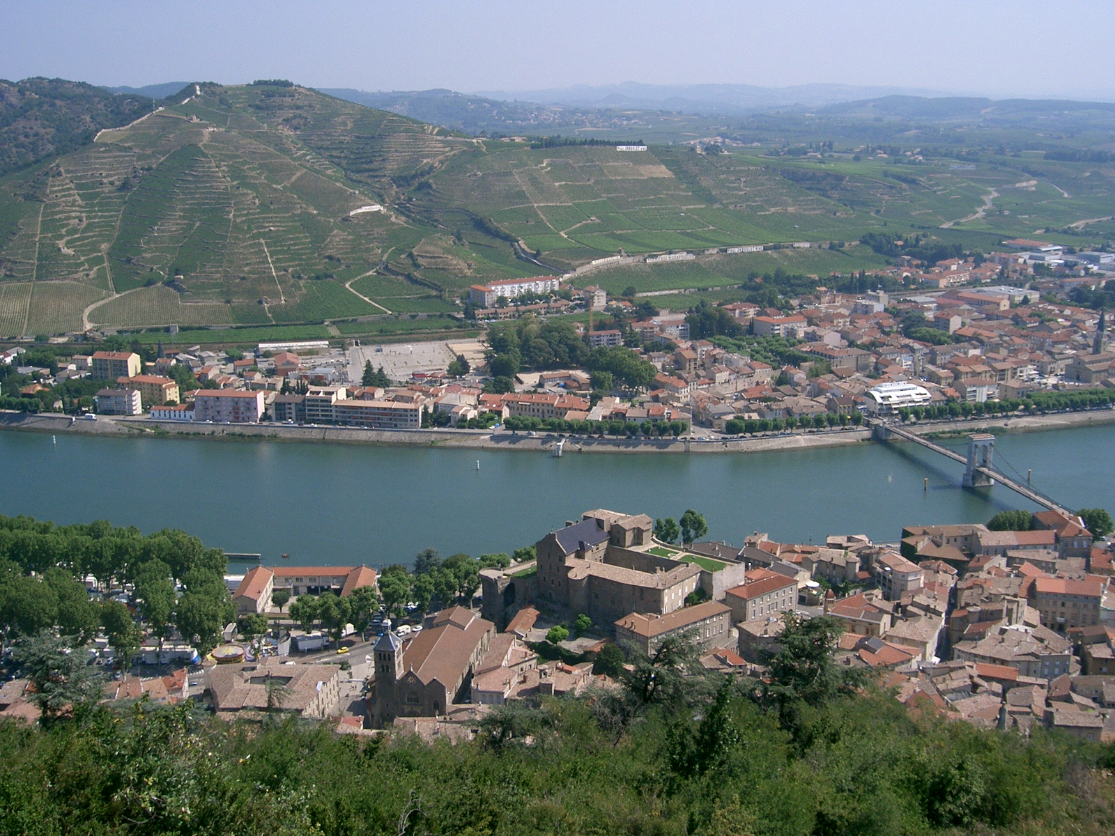 Tournon-sur-Rhône e vigneti della valle del Rodano
