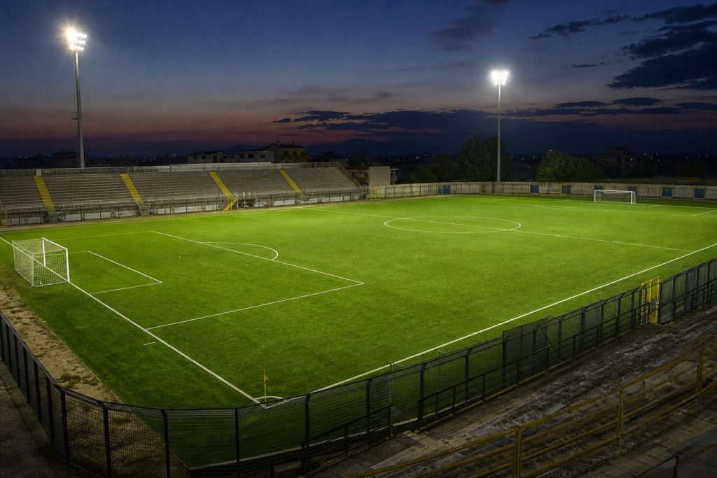 Campo di calcio illuminato di sera per Altamura-Monopoli