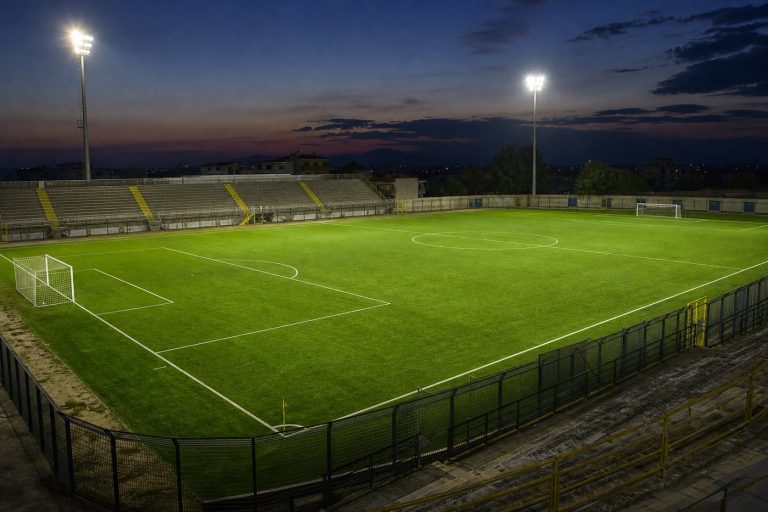 Campo di calcio illuminato di sera per Altamura-Monopoli