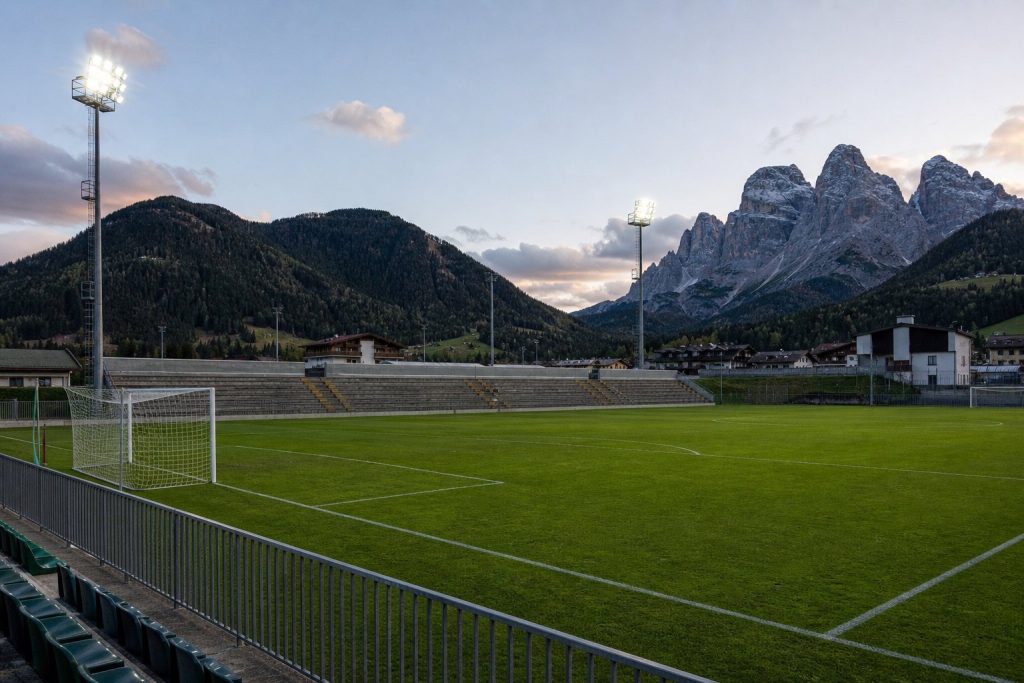 Campo di calcio nelle Dolomiti per Dolomiti Bellunesi-Alcione