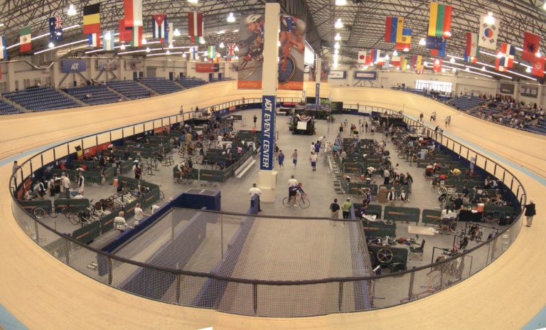 Velodromo di ciclismo su pista per FCI Bike Live