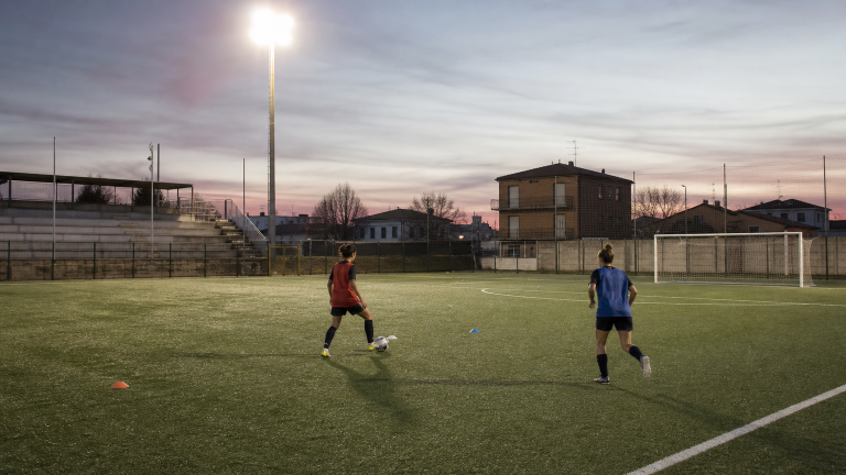 Campo di calcio femminile illuminato per Milan-Como 1907