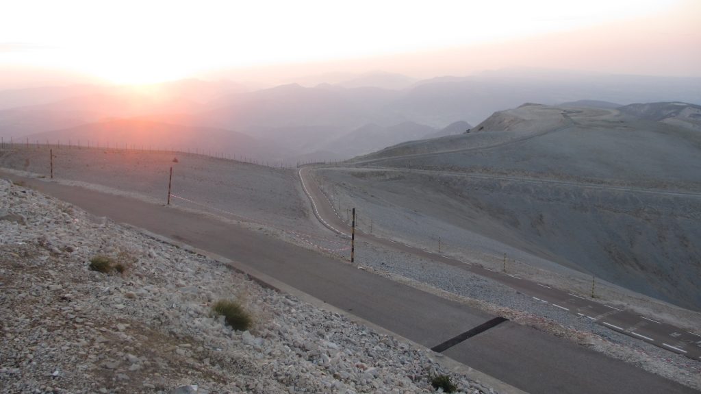 Vista dal Mont Ventoux all alba per la tappa del Tour de France Femmes