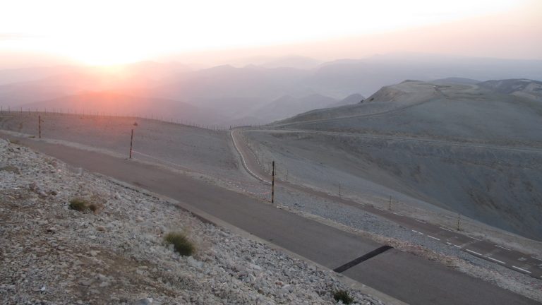 Vista dal Mont Ventoux all alba per la tappa del Tour de France Femmes
