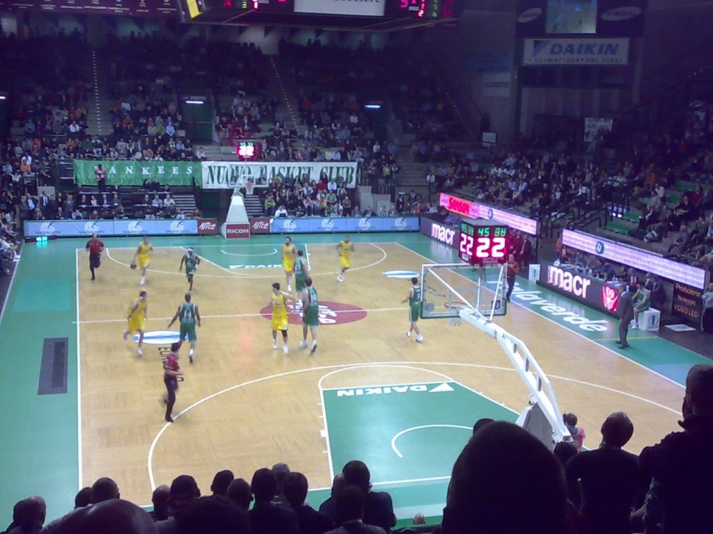 Campo da basket per una guida TV su EuroCup, Eurolega e LBA