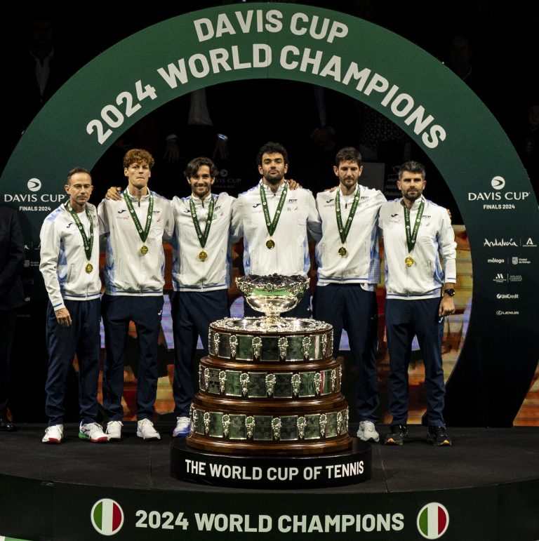 Andrea Vavassori e Simone Bolelli con la squadra italiana di Coppa Davis