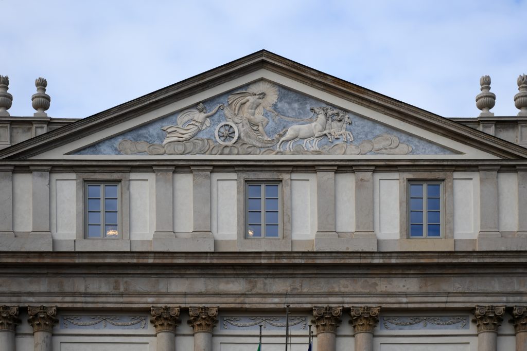 Facciata del Teatro alla Scala di Milano per il Gran Gala del Calcio AIC