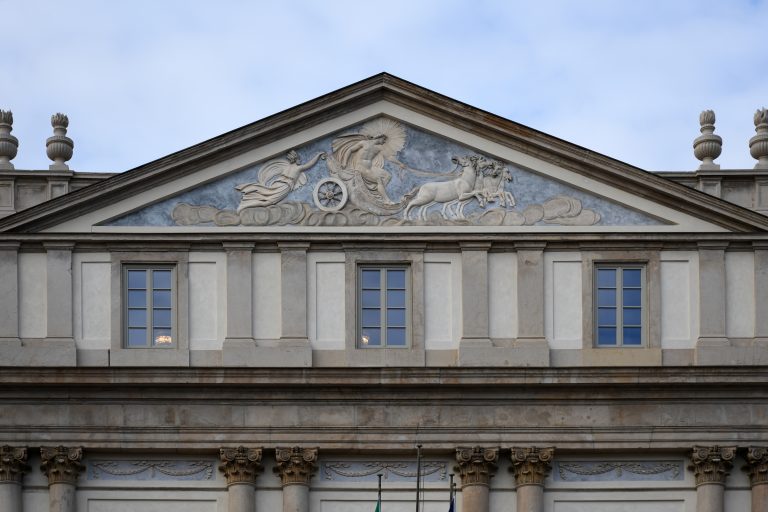 Facciata del Teatro alla Scala di Milano per il Gran Galà del Calcio AIC