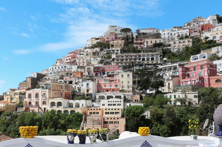 Positano in Costiera amalfitana, ambientazione di Hotel Costiera