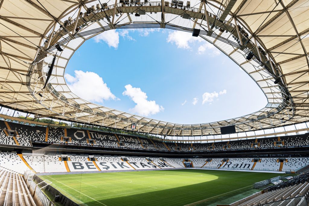 Tüpraş Stadyumu di Istanbul per Besiktas-Olympique Marsiglia