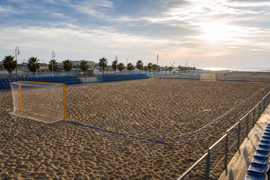 Campo da beach soccer sulla sabbia per Italia-Spagna