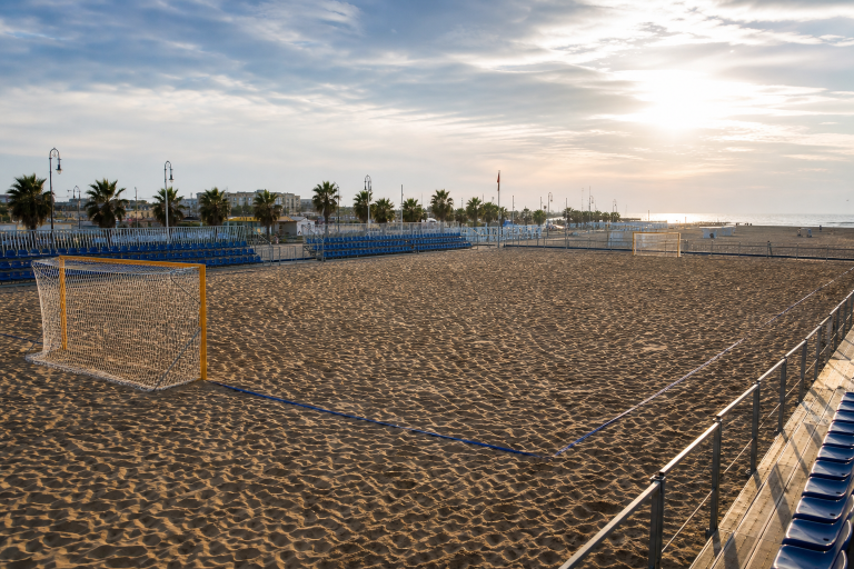 Campo da beach soccer sulla sabbia per Italia-Spagna