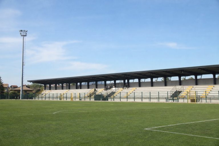 Campo di calcio di provincia per Luparense-Union Clodiense