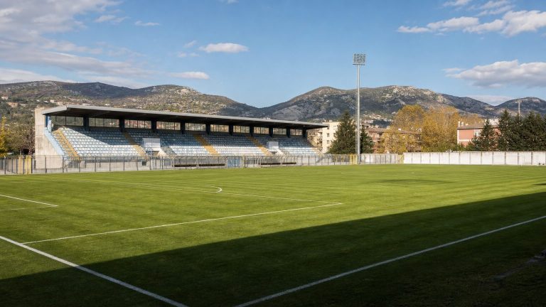Stadio di provincia per una partita di Serie C
