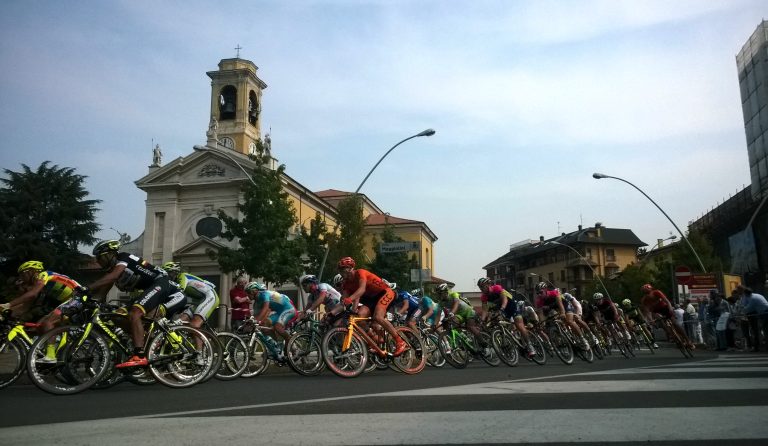 Coppa Bernocchi davanti alla chiesa dei Santi Gervaso e Protaso a Parabiago