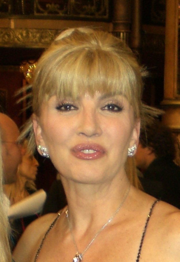 Milly Carlucci conduce Ballando con le Stelle su Rai 1