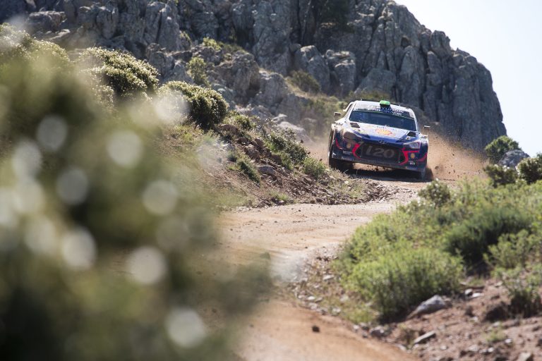 Auto WRC sugli sterrati del Rally Italia Sardegna